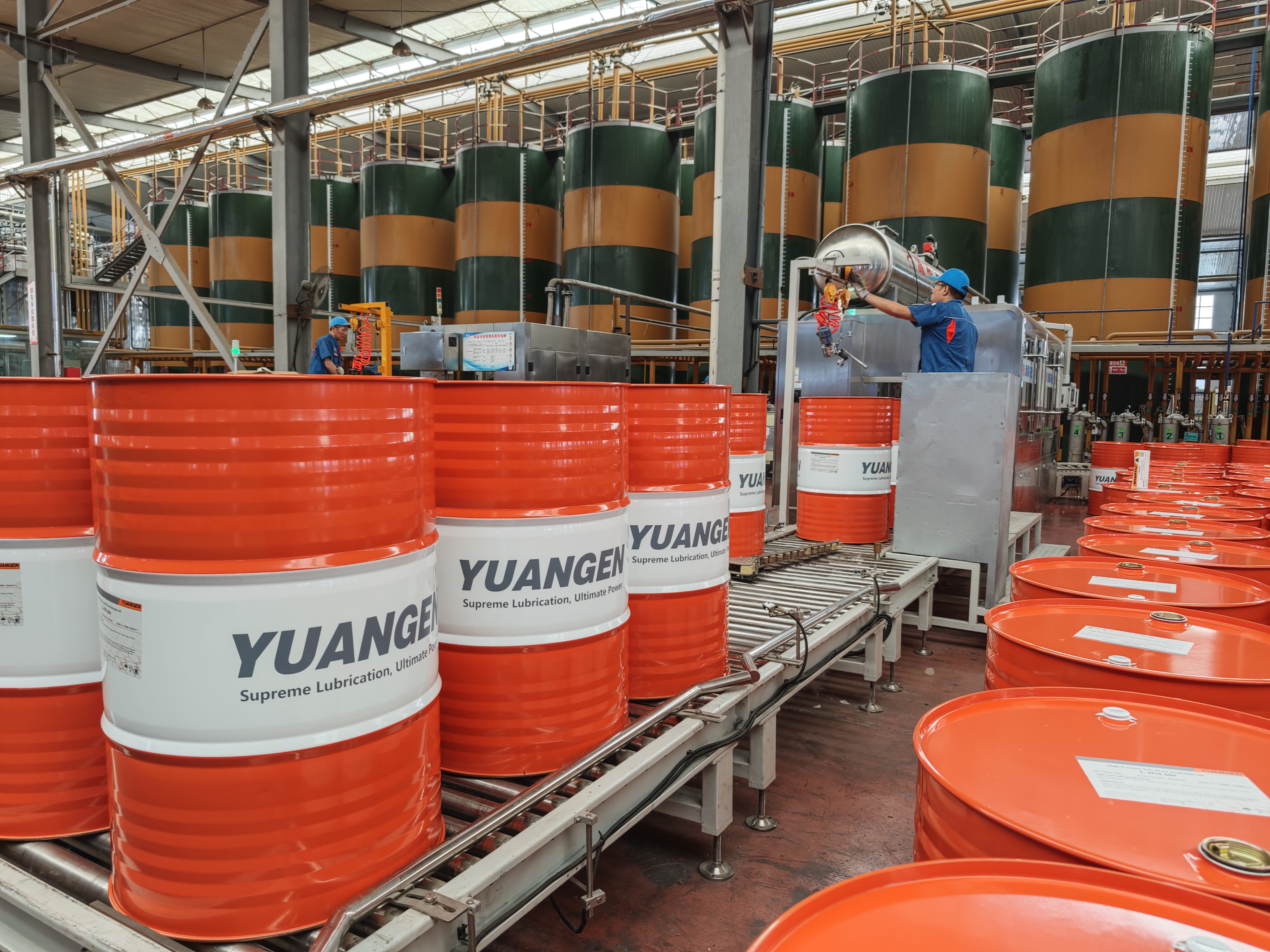 Expédition de lubrifiants YUANGEN vers les marchés africains avec fûts d’huile moteur diesel et d’huile hydraulique